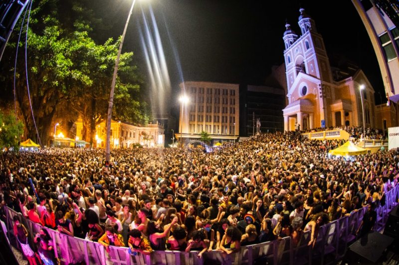 programação do aniversário de Florianópolis, foto mostra público lotar a praça XV, em Florianópolis, em 2022