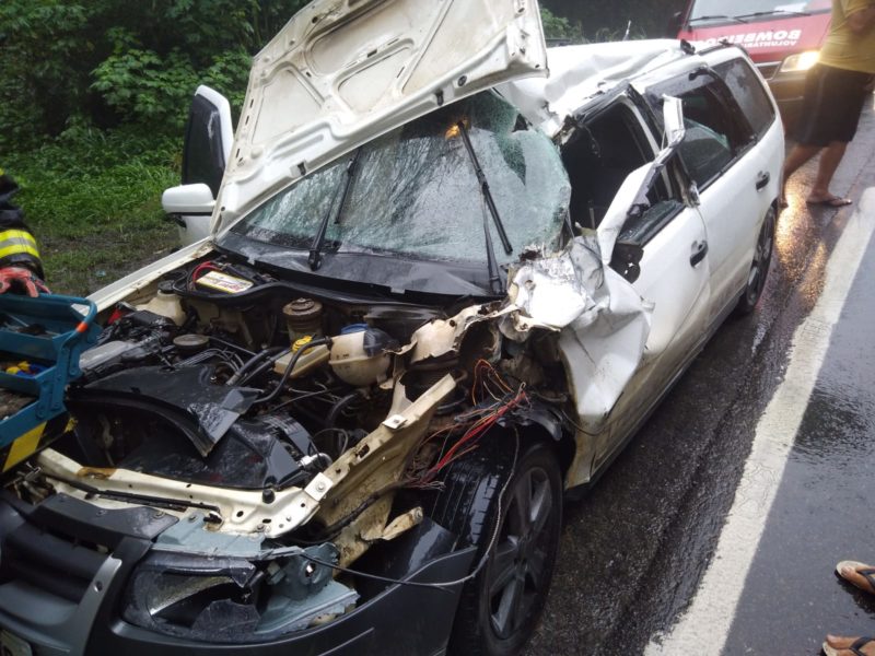 O condutor do carro, com placas de José Boiteux, de 21 anos, teve ferimentos leves &#8211; Foto: Divulgação/CBV Ibirama/ND