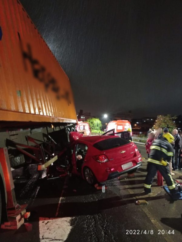Motorista ficou preso &agrave;s ferragens. Carro foi parar debaixo da roda do caminh&atilde;o – Foto: Bombeiros militares/Divulga&ccedil;&atilde;o ND