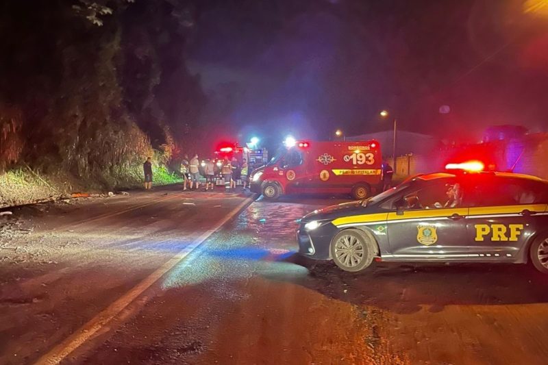 Acidente entre carro e caminh&atilde;o aconteceu na madrugada desta segunda (11) – Foto: Bombeiros Volunt&aacute;rios SFS/Divulga&ccedil;&atilde;o