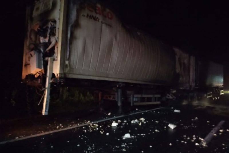 Carreta carregada com frango congelado pegou fogo na BR-376, em Garuva – Foto: CBM/Divulga&ccedil;&atilde;o