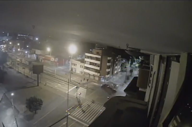 Câmera de segurança flagrou o momento exato do acidente envolvendo ex-jogador Rincón