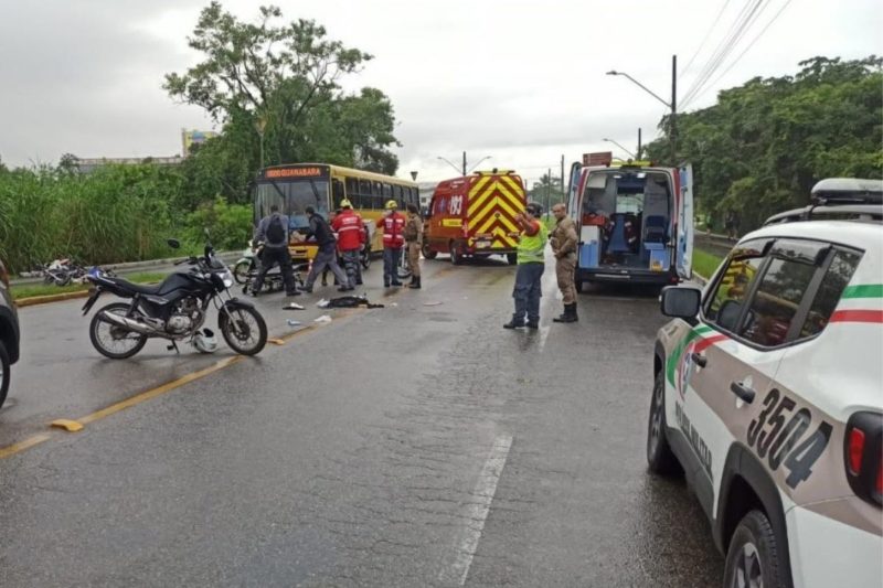 Tr&ecirc;s motociclistas ficaram feridos no acidente – Foto: PM/Divulga&ccedil;&atilde;o