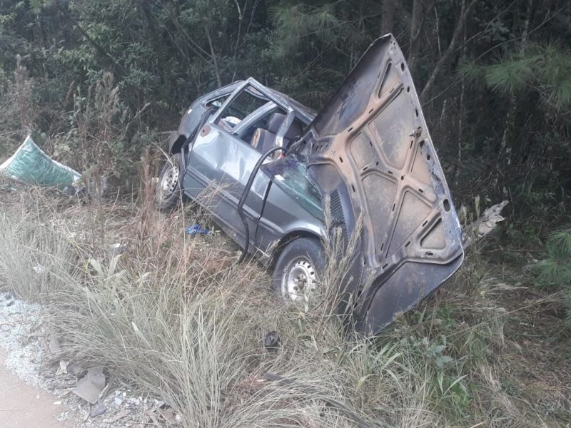 Uma colis&atilde;o frontal entre dois carros ocorreu por volta das 6h de s&aacute;bado (16) em Ca&ccedil;ador, na regi&atilde;o Oeste. O motorista do Uno, de 55 anos, morreu no local – Foto: PMRv/Divulga&ccedil;&atilde;o/ND
