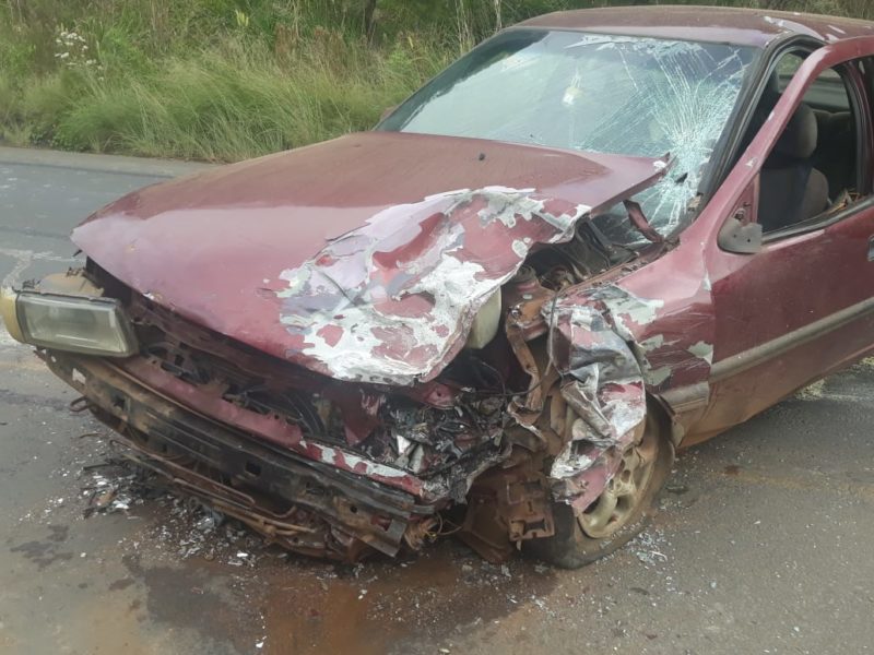 O homem de 27 anos que conduzia um GM Vectra, de Faxinal dos Guedes, ficou ferido, enquanto o outro motorista, de 55 anos, que dirigia um Fiat Uno, de Caçador, morreu &#8211; Foto: PMRv/Divulgação/ND