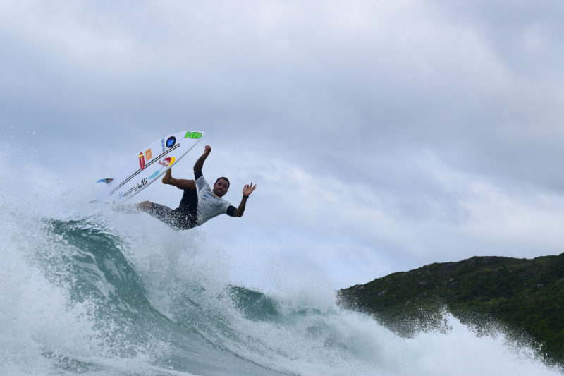 Decolando no LayBack Pro: Adriano de Souza, o Mineirinho, dando um show na Praia Mole – Foto: RAlves