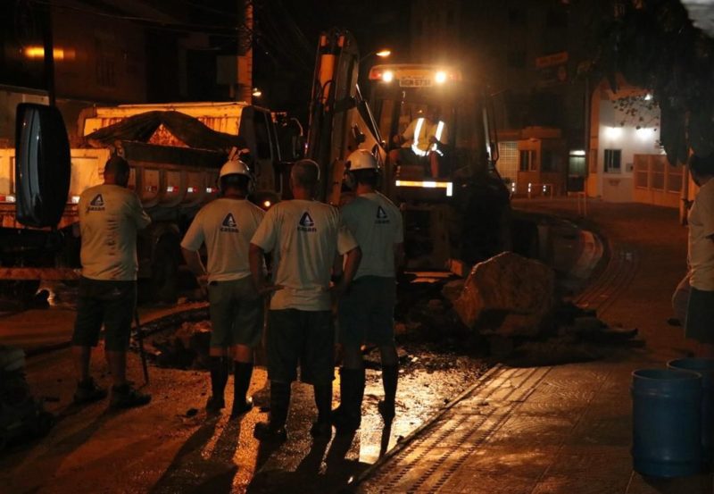 Consertos foram feitos durante toda a madrugada – Foto: PMF/Divulga&ccedil;&atilde;o/ND
