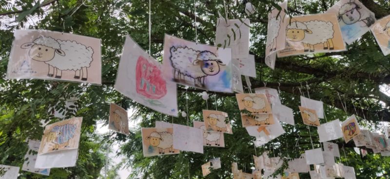 Decora&ccedil;&atilde;o em parque de Blumenau ganha refor&ccedil;o com mensagens de crian&ccedil;as sobre significado da P&aacute;scoa – Foto: Stev&atilde;o Limana/NDTV