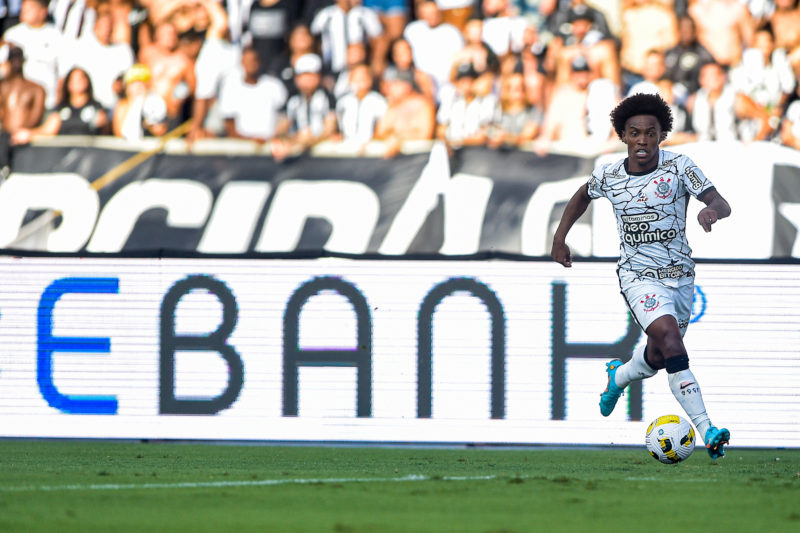 Willian, do Corinthians durante partida contra o Botafogo no est&aacute;dio Engenh&atilde;o pelo campeonato Brasileiro A 2022. Foto: THIAGO RIBEIRO/AGIF/ ESTAD&Atilde;O CONTE&Uacute;DO/ND