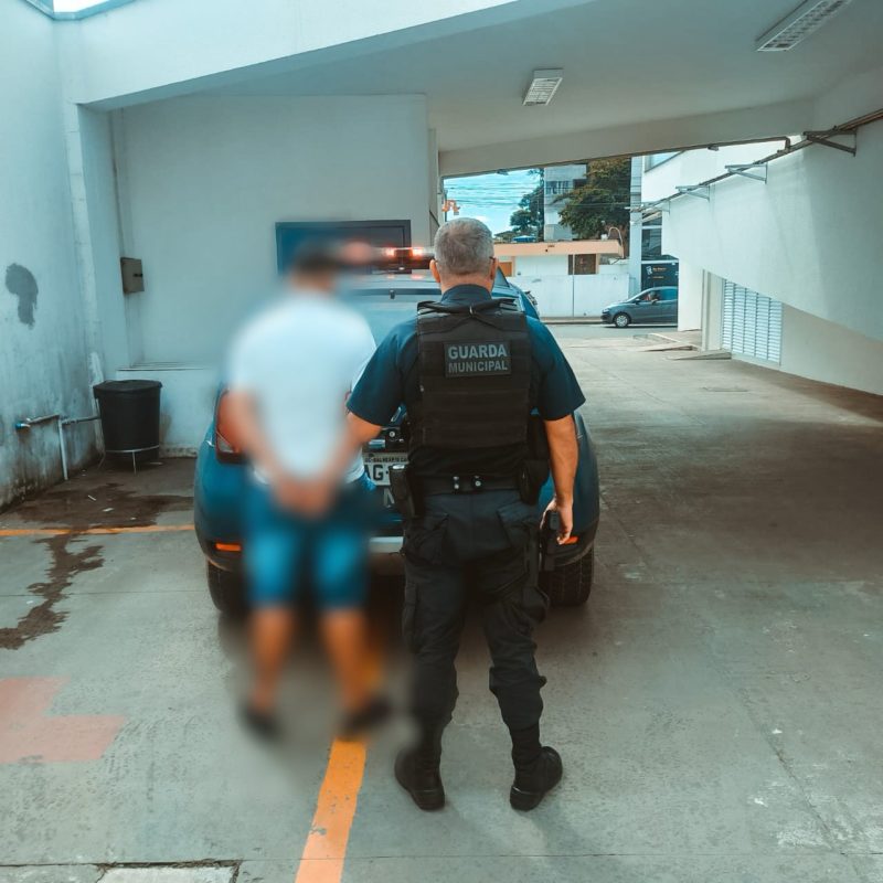 Ao ser abordado pela Guarda Municipal de Balne&aacute;rio Cambori&uacute;, homem gritava que mataria a companheira – Foto: Guarda Municipal/Divulga&ccedil;&atilde;o