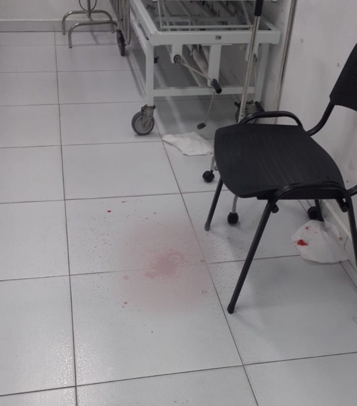 Agress&atilde;o deixou marcas de sangue no piso da UPA de Forquilhinhas – Foto: Divulga&ccedil;&atilde;o/ND