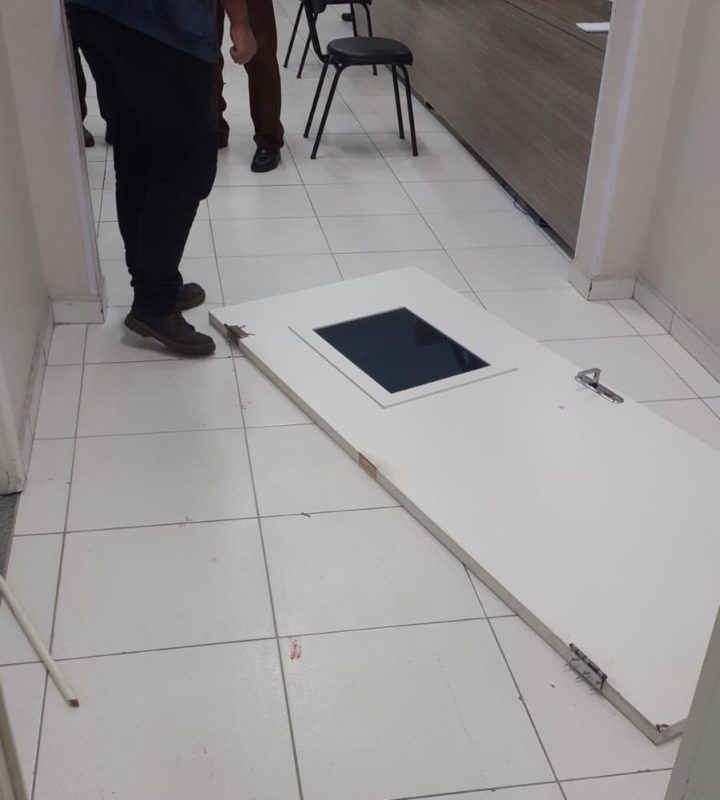Porta foi quebrada e jogada ao ch&atilde;o pelo homem – Foto: Divulga&ccedil;&atilde;o/ND