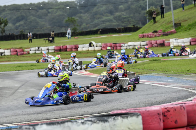 O piloto manezinho Alfredinho Ibiapina (n&ordm; 8) terminou em terceiro na primeira bateria – Foto: Eni Alves