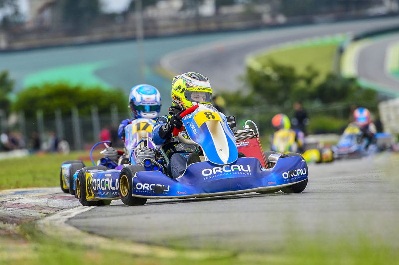 Pilotos de kart aceleram em corrida este fim de semana