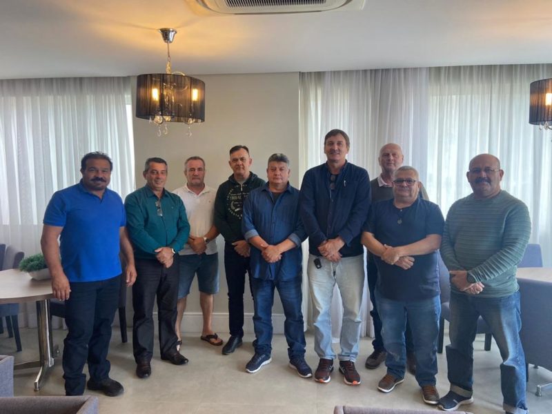 Tenente Ezequiel Queiroz (ao centro), presidente da associa&ccedil;&atilde;o, com a primeira diretoria da Apramil – Foto: Divulga&ccedil;&atilde;o/ND