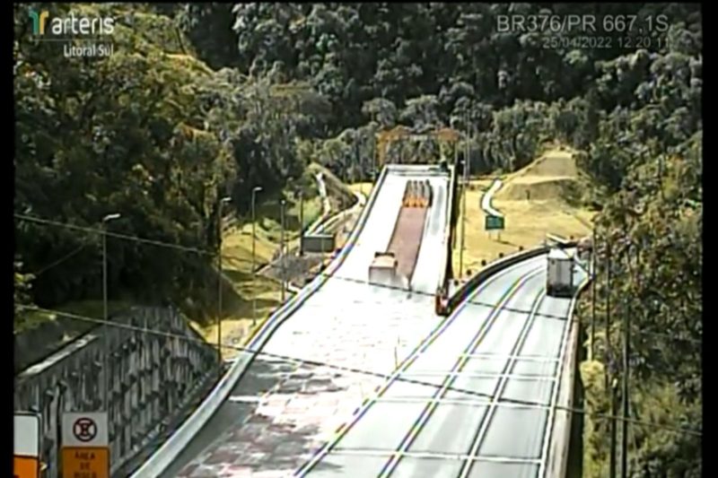 Carreta carregada com 38 toneladas de farelo entrou na &aacute;rea de escape – Foto: Arteris/Divulga&ccedil;&atilde;o