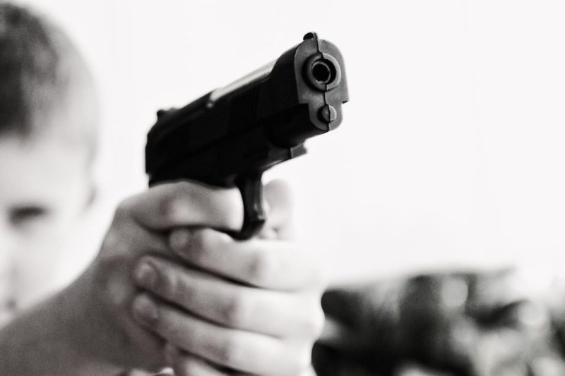 Menino encontrou a arma dentro do carro estava estacionado – Foto: Pixabay/Divulga&ccedil;&atilde;o/ND