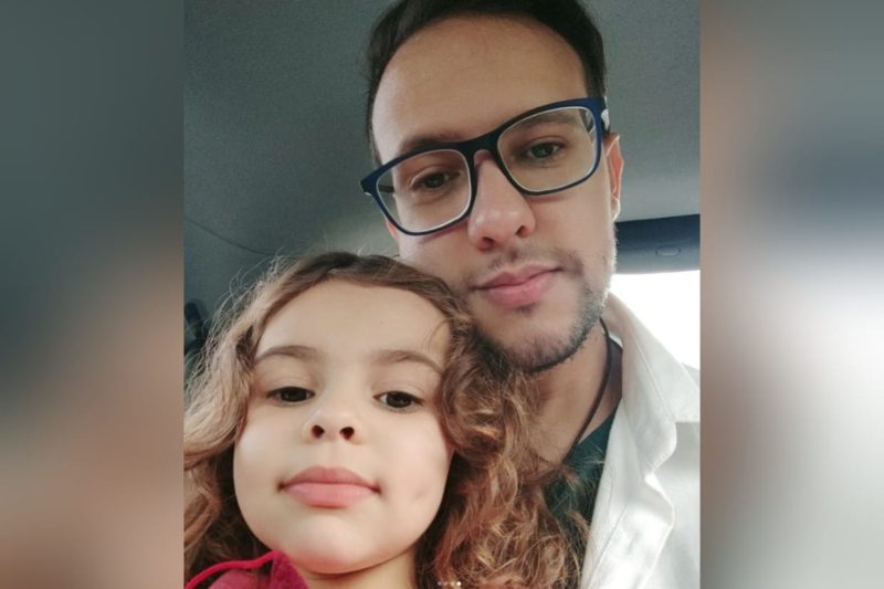 Maurício com luna no colo