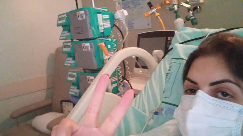 Mesmo durante as interna&ccedil;&otilde;es, Marina n&atilde;o perde a vaidade e o sorriso no rosto. – Foto: Arquivo Pessoal/Marina Moreira Azambuja/ND