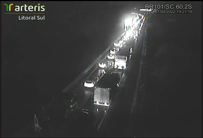 Engavetamento na BR-101 com 5 km de congestionamento – Foto: Arteris Litoral Sul/Divulga&ccedil;&atilde;o ND