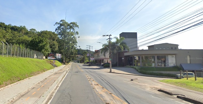 Pessoas ficaram presas dentro de banheiro na rua Itajaí
