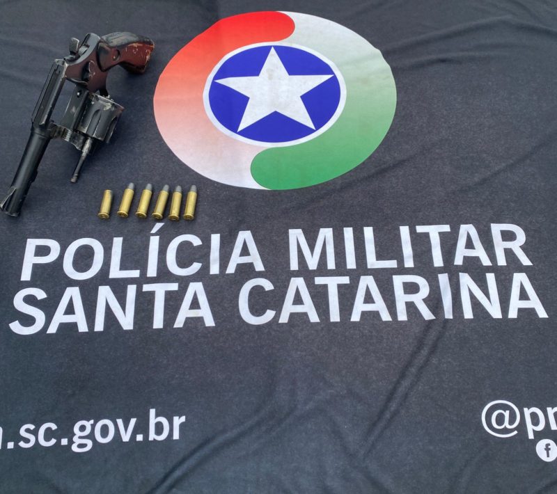 Rev&oacute;lver calibre 38 foi apreendido com cinco muni&ccedil;&otilde;es intactas – Foto: Pol&iacute;cia Militar/Divulga&ccedil;&atilde;o/ND