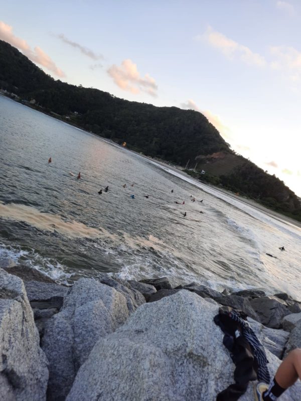 Bi&oacute;logo esclarece mancha em praia do Atalaia em Itaja&iacute; – Foto: Grazielle Guimar&atilde;es/ND