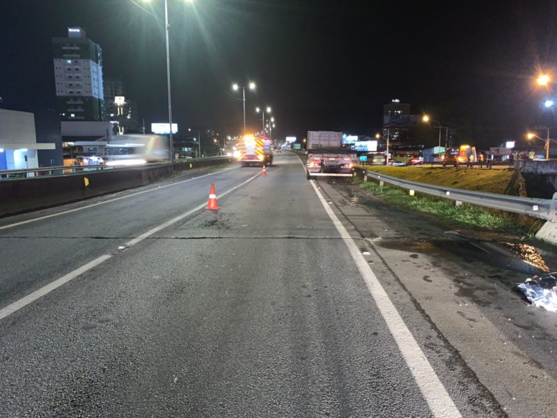 A v&iacute;tima morreu no local. Ele andava sobre a pista no momento que foi atropelado – Foto: PRF/Divulga&ccedil;&atilde;o/ND