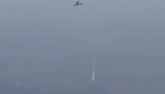 Os dois pilotos tentavam trocar de avi&atilde;o durante manobra em queda livre – Foto: Internet/Reprodu&ccedil;&atilde;o/ND