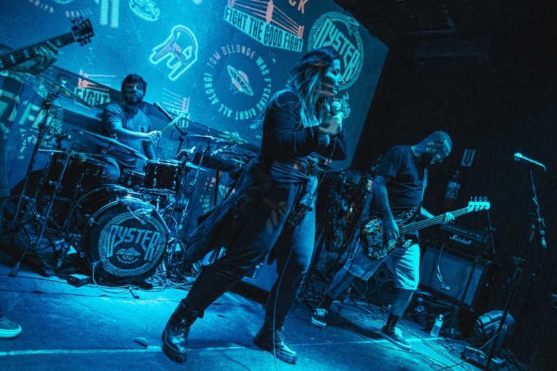 Vocalista Carol Tirloni, da banda punk Oyster, de Florian&oacute;polis – Foto: Elisa Imperial