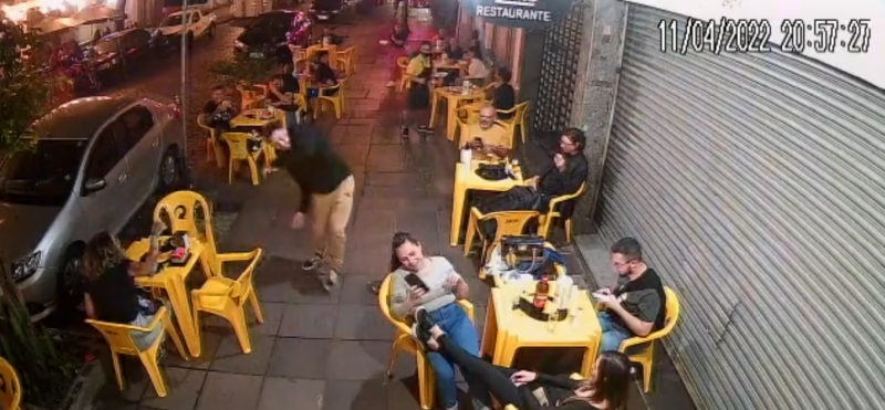 Homem &eacute; ‘atacado’ por barata em bar no RS e rea&ccedil;&atilde;o viraliza na web – Foto: Internet/Reprodu&ccedil;&atilde;o/ND