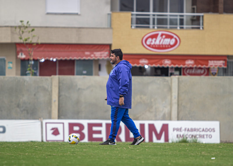 Eduardo Barroca caminha durante treino do Avaí
