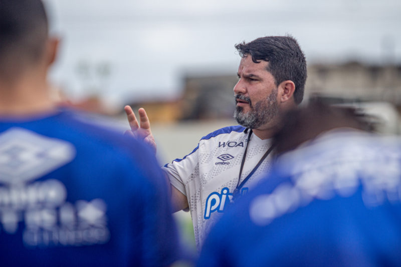 Eduardo Barroca aponta durante treino do Avaí
