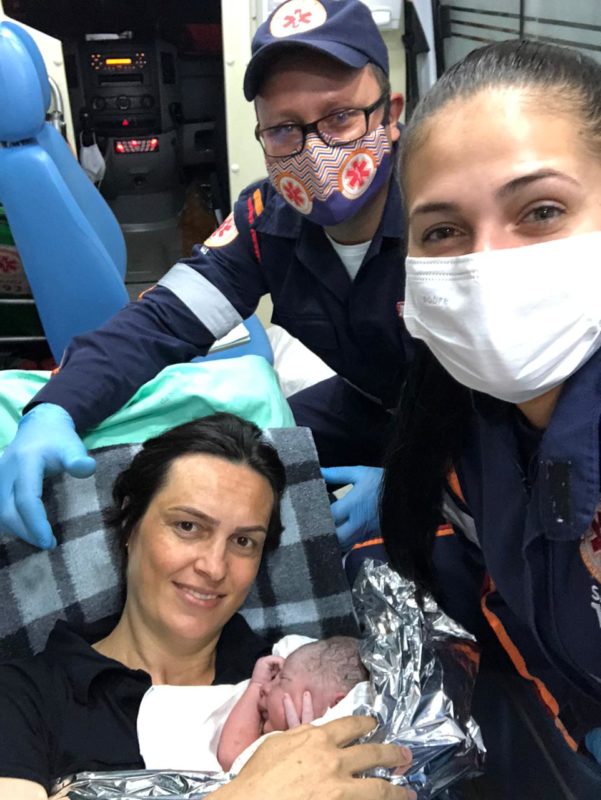 Após o susto, mãe e equipe comemoraram o nascimento do pequeno Valentim – Foto: Divulgação/Samu SC/ND