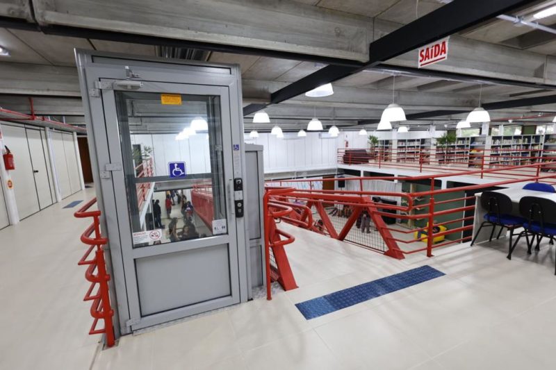 Reforma incluiu ainda adapta&ccedil;&otilde;es no pr&eacute;dio para torn&aacute;-lo completamente acess&iacute;vel, desde a cal&ccedil;ada at&eacute; a parte interna, que conta com rampa de acesso ao segundo piso, elevador e banheiro adaptado – Foto: Cristiano Andujar/PMF/Divulga&ccedil;&atilde;o/ND