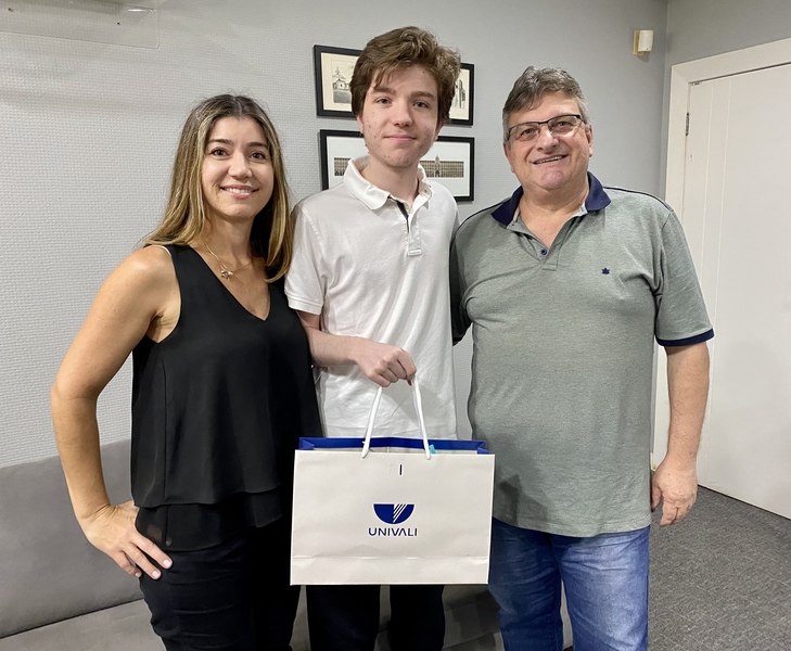 Leonardo ao lado da m&atilde;e recebeu a formaliza&ccedil;&atilde;o da bolsa em Itaja&iacute; – Foto: Divulga&ccedil;&atilde;o/Univali/ND