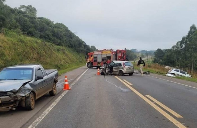 Dois carros bateram de frente na manh&atilde; deste domingo (10) – Foto: Reprodu&ccedil;&atilde;o/ND