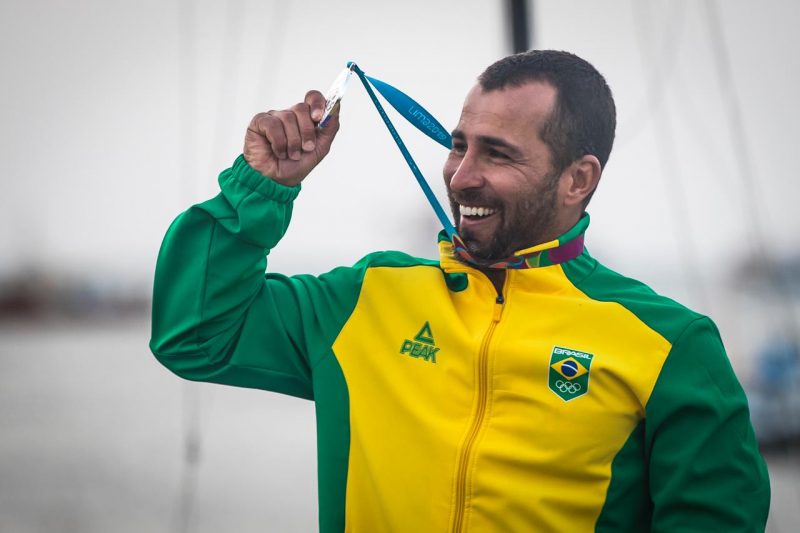 Velejador Bruno Fontes, medalha de prata no Pan-Americano de Lima, no Peru, em 2018, que tamb&eacute;m p&eacute; da capital catarinense, concorda que o Bolsa Atleta &eacute; um importante complemento para os treinamentos e viagens dos atletas – Foto: COB/ Divulga&ccedil;&atilde;o/ND