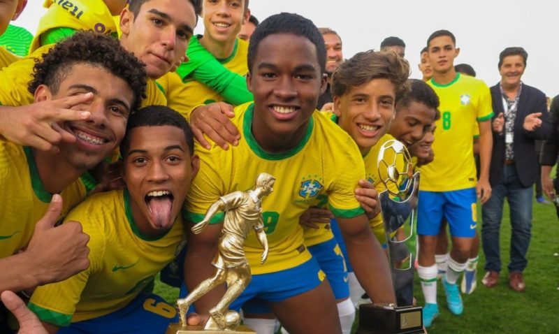 Campeão mundial com seleção Sub-17, goleiro do Fluminense celebra