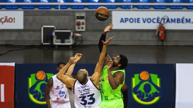 Time do Brusque/Aradefe/FME (de verde) n&atilde;o chegou na fase final do Campeonato Brasileiro de Basquete, mas teve um bom desempenho – Foto: Diego Maranh&atilde;o CBB
