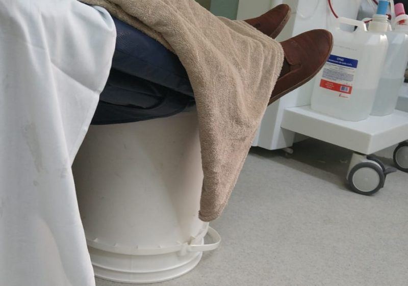 Pacientes denunciaram de que estariam sendo usados baldes para apoiar as poltronas de hemodi&aacute;lise do Hospital Governador Celso Ramos – Foto: Arquivo pessoal/ND