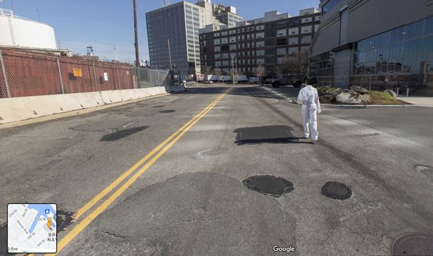 Corpo estranho, sem cabe&ccedil;a, p&eacute;s e m&atilde;os, caminha pelas ruas do Brooklyn, em Nova York – Foto: Reprodu&ccedil;&atilde;o