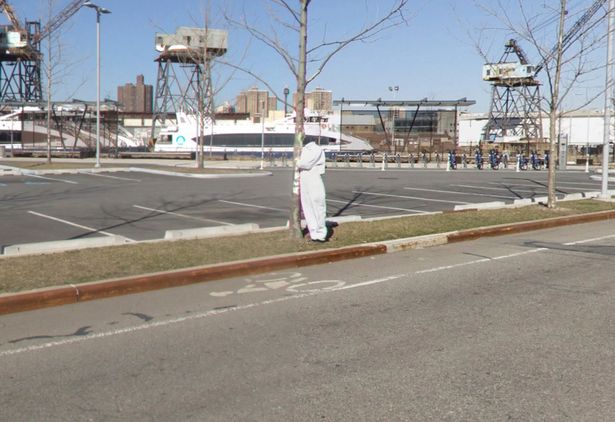 Corpo estranho, sem cabe&ccedil;a, p&eacute;s e m&atilde;os, caminha pelas ruas do Brooklyn, em Nova York – Foto: Reprodu&ccedil;&atilde;o