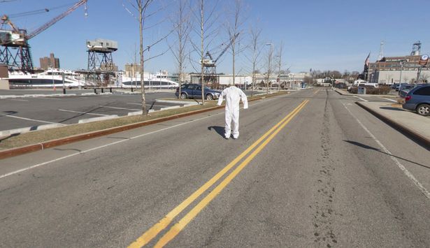 Corpo estranho, sem cabe&ccedil;a, p&eacute;s e m&atilde;os, caminha pelas ruas do Brooklyn, em Nova York – Foto: Reprodu&ccedil;&atilde;o