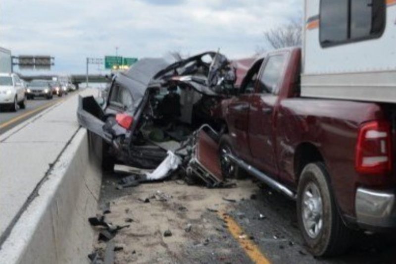 Ap&oacute;s engavetamento, corpo foi parar no meio da rodovia – Foto: Paramus Police Department/Facebook/Divulga&ccedil;&atilde;o