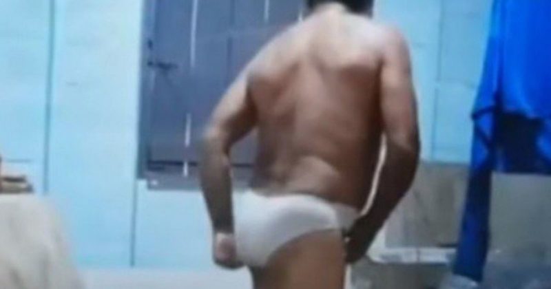 Invasor foi flagrado em v&iacute;deo cheirando usando as calcinhas. Acabou preso – Foto: Reprodu&ccedil;&atilde;o