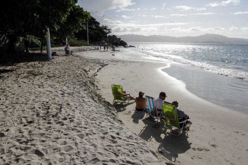 Moradores se assustaram com impacto, mas perceberam que foi pequeno depois que mar&eacute; baixou – Foto: Leo munhoz/ND