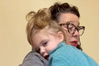 M&atilde;e &eacute; criticada em redes sociais decidir adotar aos 49 anos. – Foto: Reprodu&ccedil;&atilde;o/TikTok