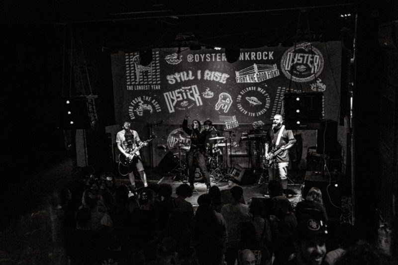 Carol conta que quer inspirar mulheres mais velhas a cantarem e a participarem de bandas – Foto: Elisa Imperial