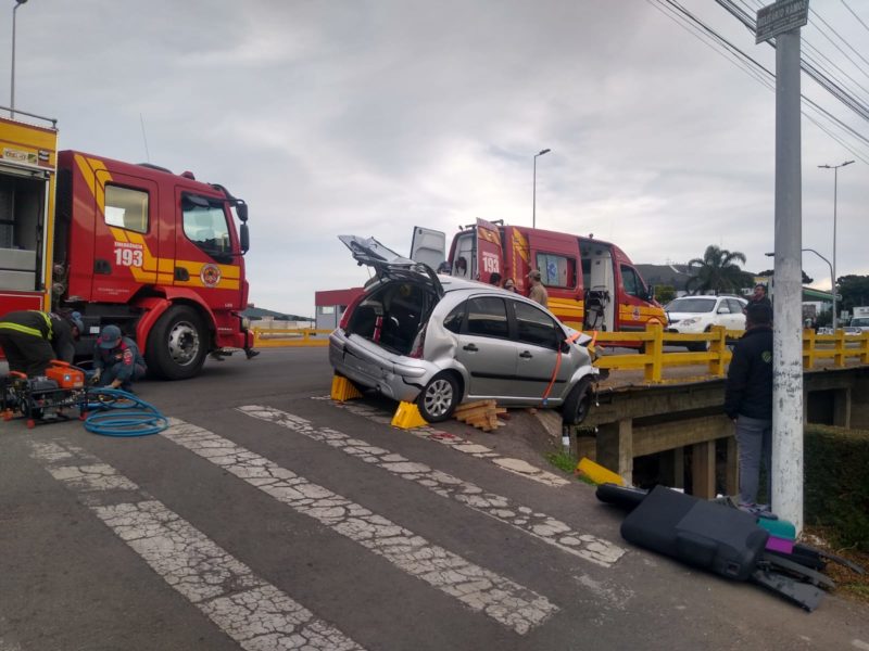 Motorista teve que ser retirado pelo porta-malas do carro – Foto: 5&ordm; BBM/Divulga&ccedil;&atilde;o/ND